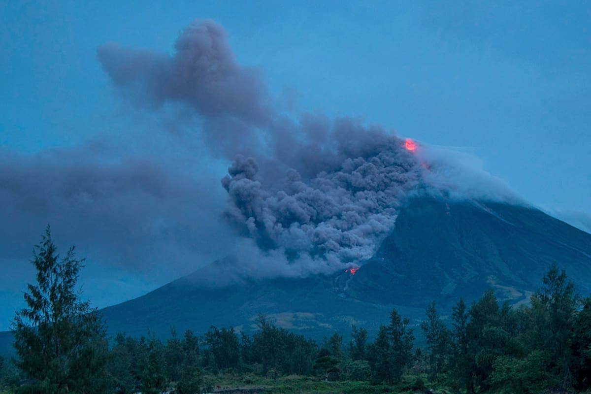 El Monte Mayon entra en erupción en la ciudad de Legazpi, Filipinas