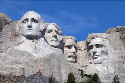 El monte Rushmore con los rostros tallados de Washington, Jefferson, Roosevelt y Lincoln