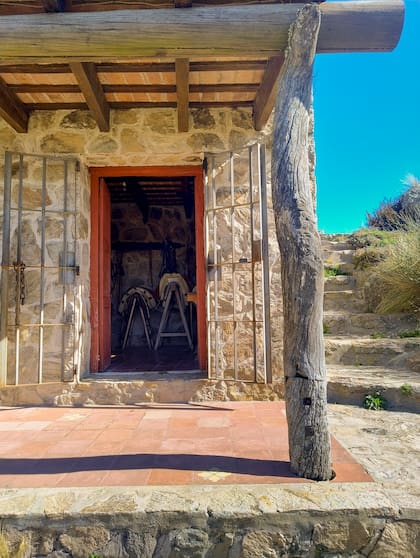 El monturero fue la primera construcción que terminaron y funcionó como obrador en los años de obra.