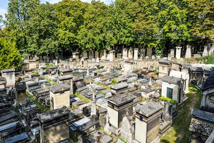 El monumental cementerio de Montmartre, en París, atrae turistas por sus tumbas célebres