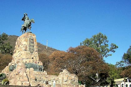 El Monumento a Güemes es obra del escultor Víctor Gariño