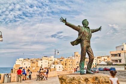 El monumento, a cargo del escultor argentino Hermann Mejer, se levantó en 2009