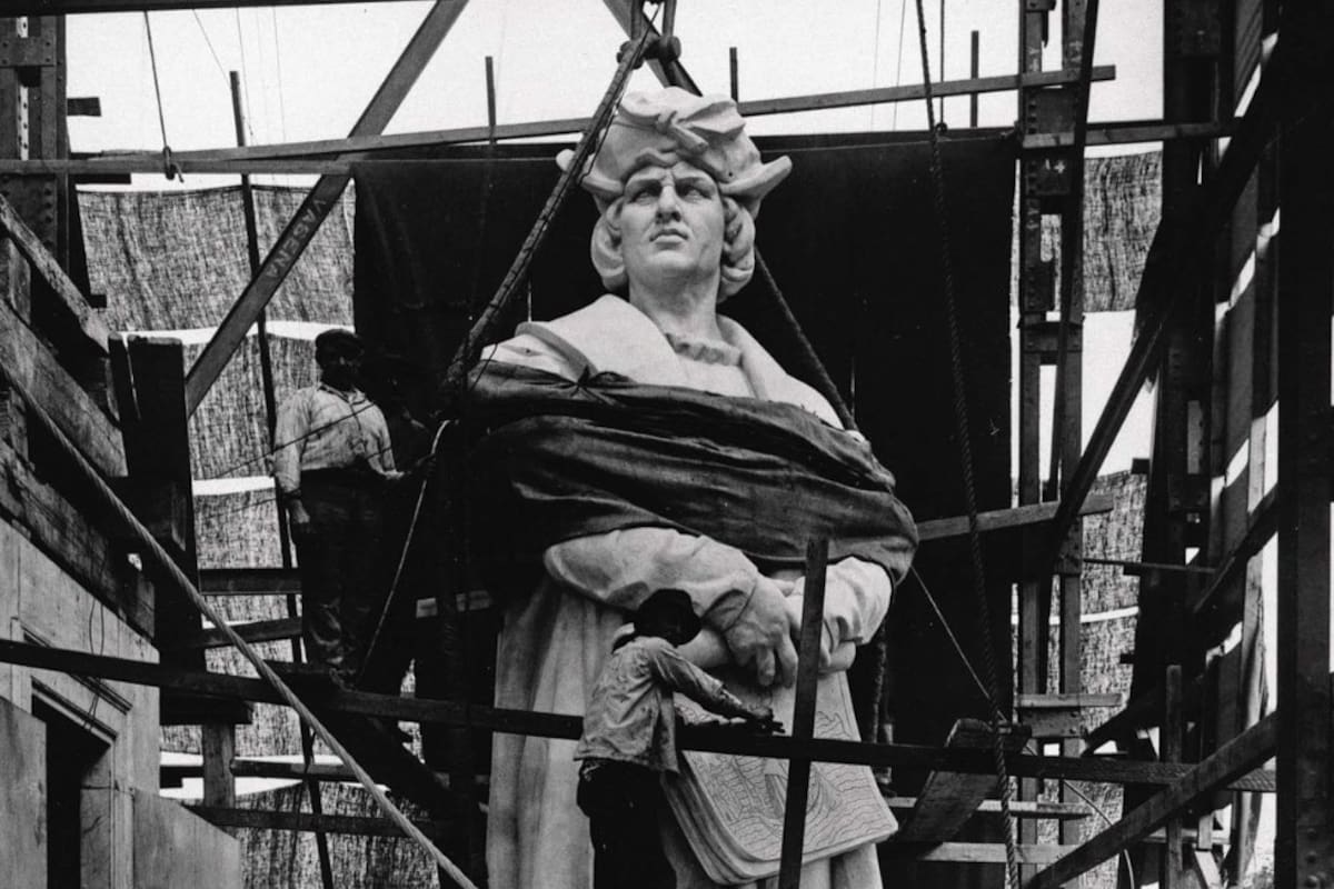 El monumento a Colón, donado por la comunidad italiana para el centenario de la revolución de Mayo, poco antes de ser emplazado, en 1921.