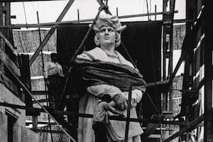El monumento a Colón, donado por la comunidad italiana para el centenario de la revolución de Mayo, poco antes de ser emplazado, en 1921.
