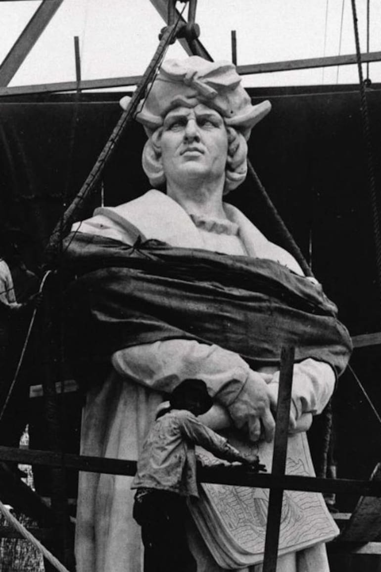 El monumento a Colón, donado por la comunidad italiana para el centenario de la revolución de Mayo, poco antes de ser emplazado, en 1921.