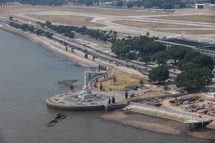 El monumento a Colón y, detrás, Aeroparque