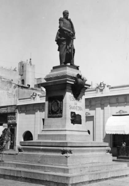 El monumento a Cornelio Saavedra, obra de Jules Lagae, en 1922 se lo trasladó a Primera Junta, pero un año más tarde se lo restituyó a su emplazamiento original, en la plazoleta Regimiento I de Infantería de Patricios (Córdoba y Callao)