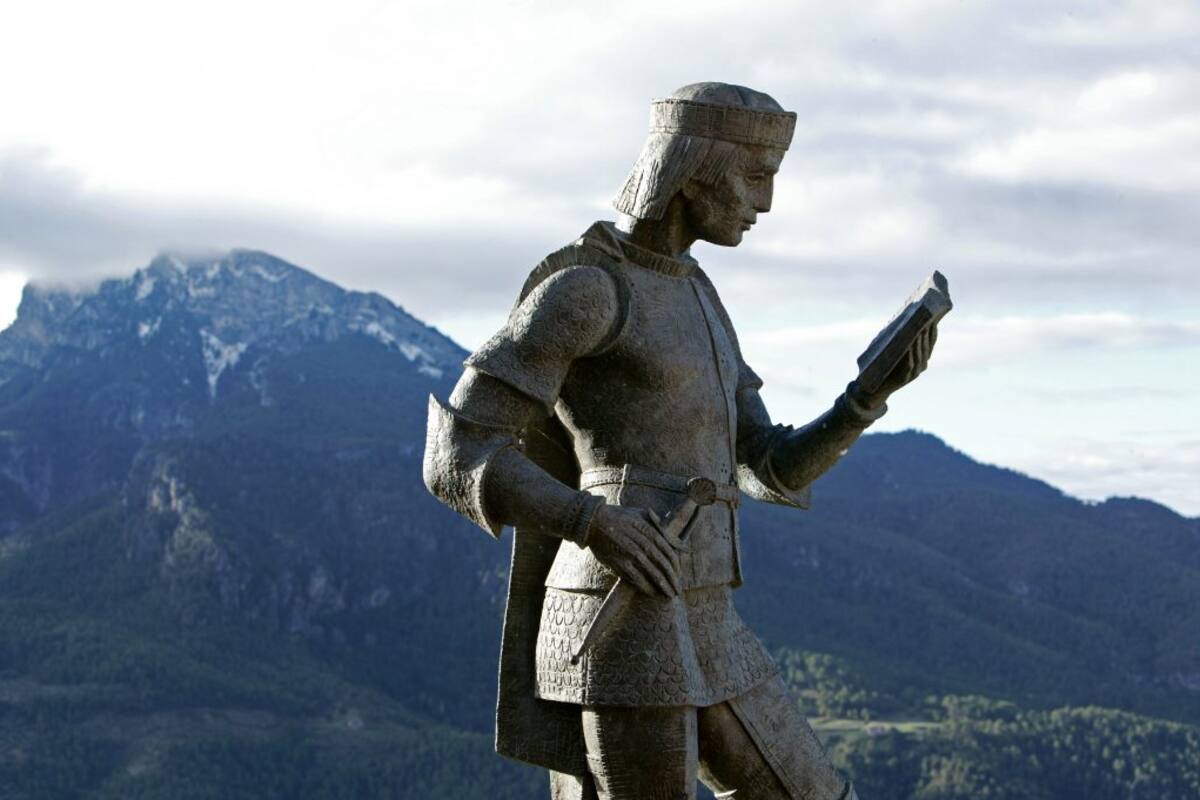 El Monumento a Jorge Manrique se encuentra en un mirador en la entrada de la localidad de Segura de la Sierra