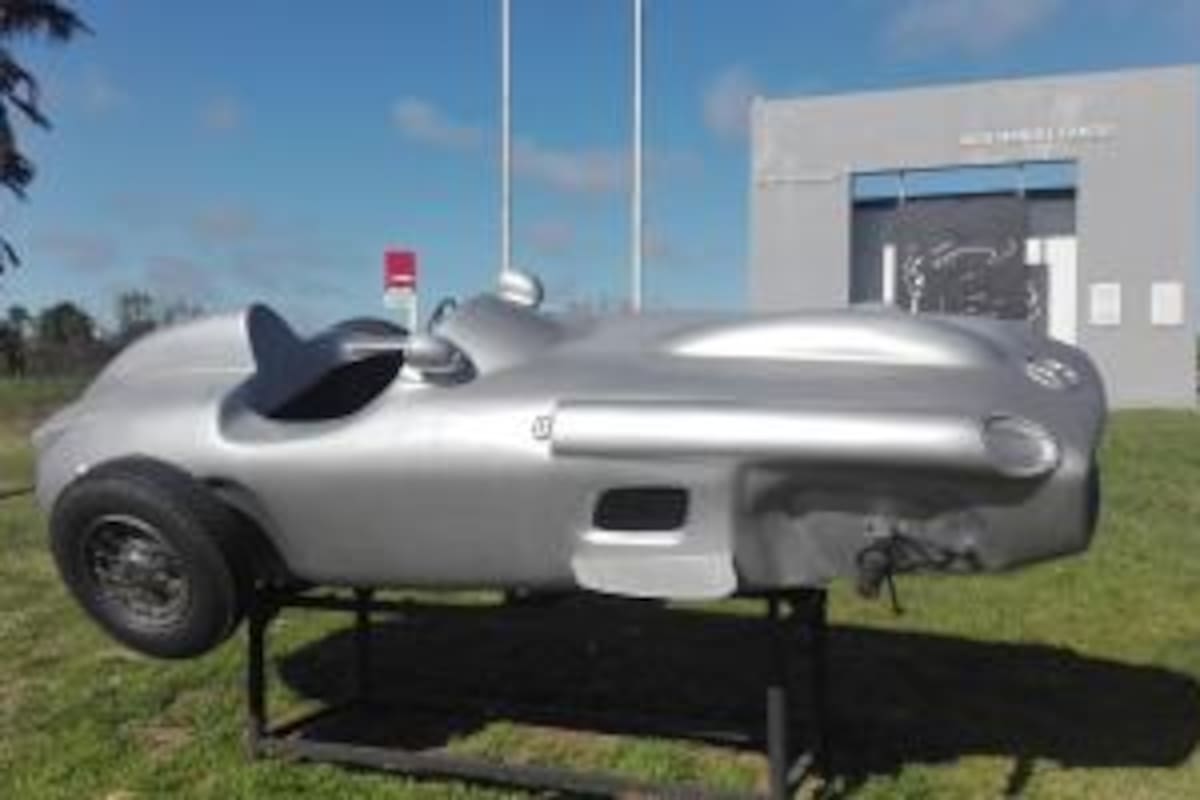 El monumento a Juan Manuel Fangio, sin las dos ruedas delanteras