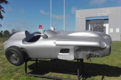 El monumento a Juan Manuel Fangio, sin las dos ruedas delanteras