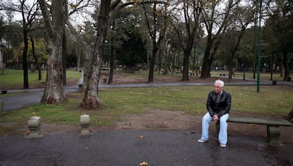 Los bancos de cemento rotos representan apenas una imagen del paupérrimo estado de uno de los parques más grandes de la ciudad
