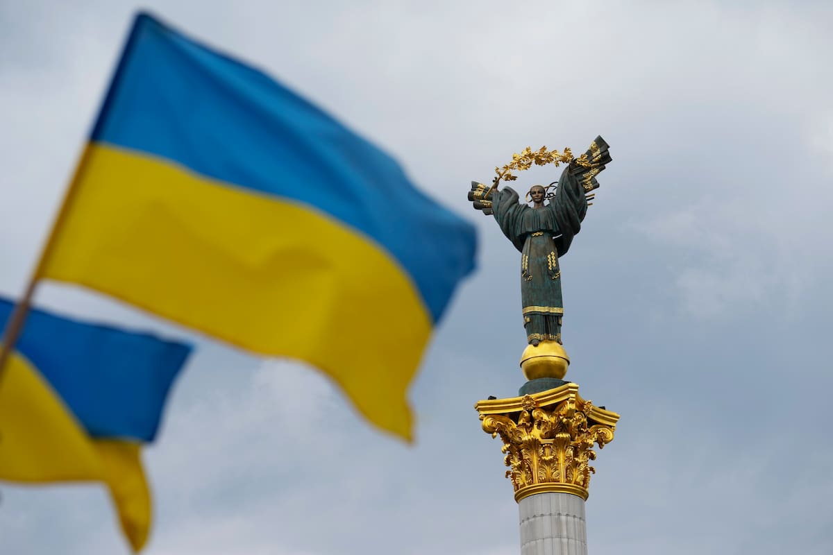 El monumento a la Independencia se ve en la imagen mientras banderas ucranianas ondean en Kiev