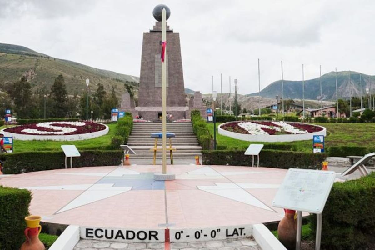 El Monumento a la Mitad del Mundo es uno de los lugares turísticos más característicos de Quito