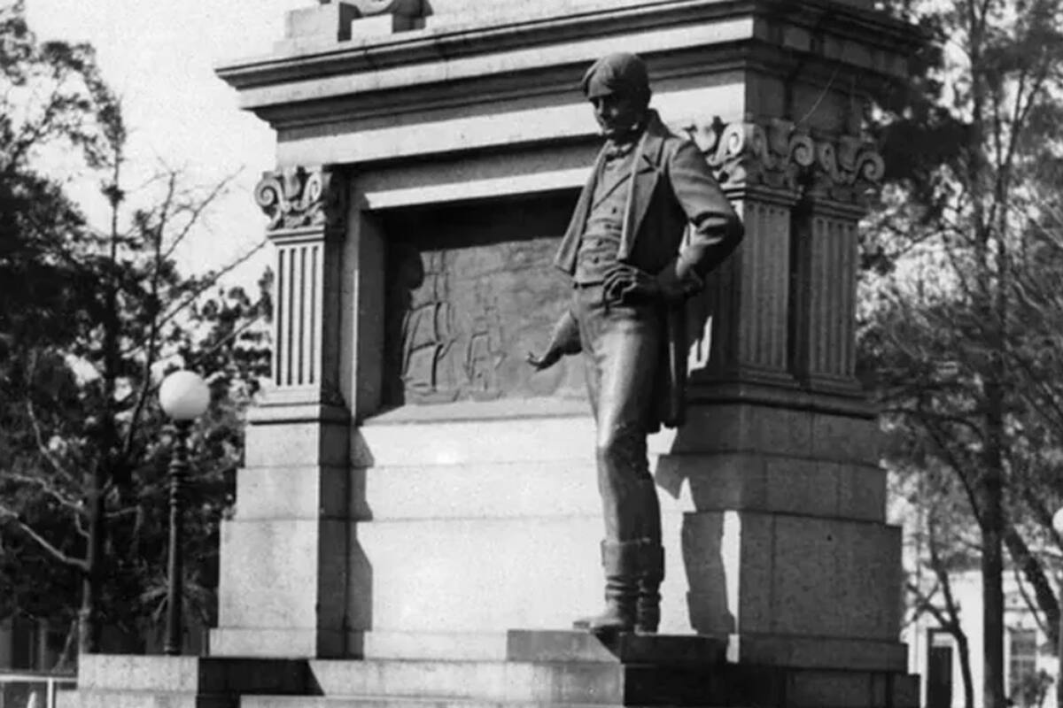 El monumento a Larrea, obra de Arturo Dresco, está en Barracas