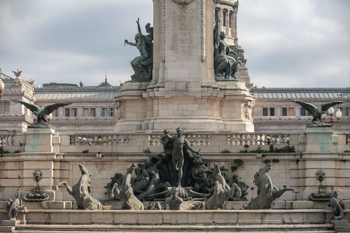 El Monumento a los Dos Congresos recupera sus aguas danzantes