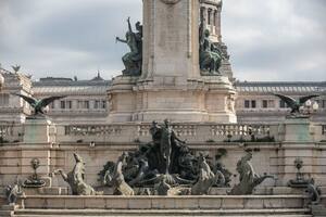 El Monumento a los Dos Congresos recupera sus aguas danzantes