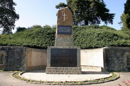 El monumento a los muertos en el cementerio de guerra de Kohima