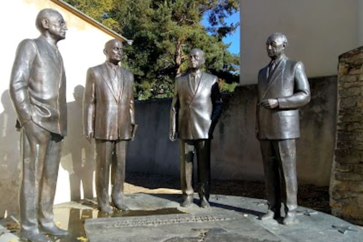 El monumento a los padres fundadores de la Unión Europea: Alcide De Gasperi, Robert Schuman, Jean Monnet y Konrad Adenauer, en Scy-Chazelles, Francia