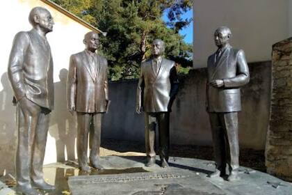 El monumento a los padres fundadores de la Unión Europea: Alcide De Gasperi, Robert Schuman, Jean Monnet y Konrad Adenauer, en Scy-Chazelles, Francia