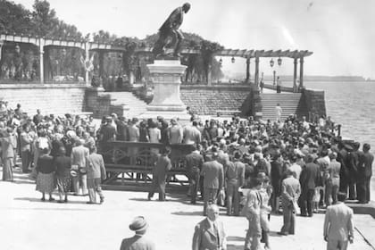 El monumento a Luis Viale, uno de los héroes del vapor América, en la Costanera Sur. La obra fue costeada por suscripción popular