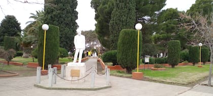 El monumento a René Favaloro, en la plaza principal de Jacinto Arauz