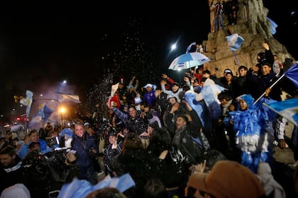 El Monumento a San Martín, en Mar del Plata, se volvió a teñir de celeste y blanco