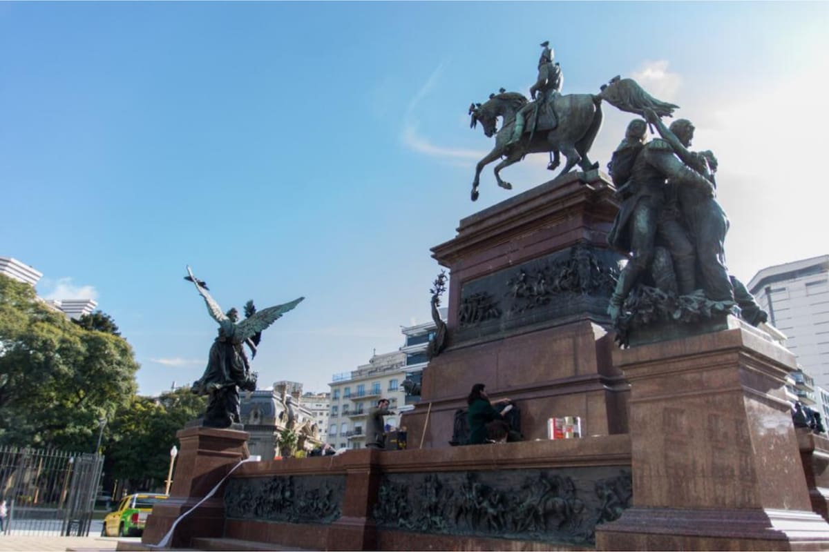 El monumento a San Martín fue restaurado: los secretos de su "internación y cura" en el MOA, el hospital de las estatuas