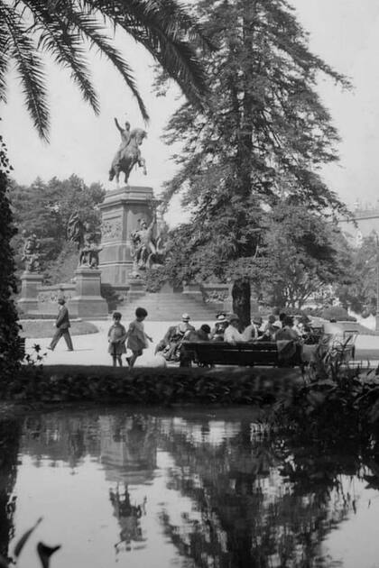 El monumento a San Martín se refleja en el lago de la plaza del mismo nombre, a comienzos del siglo XX