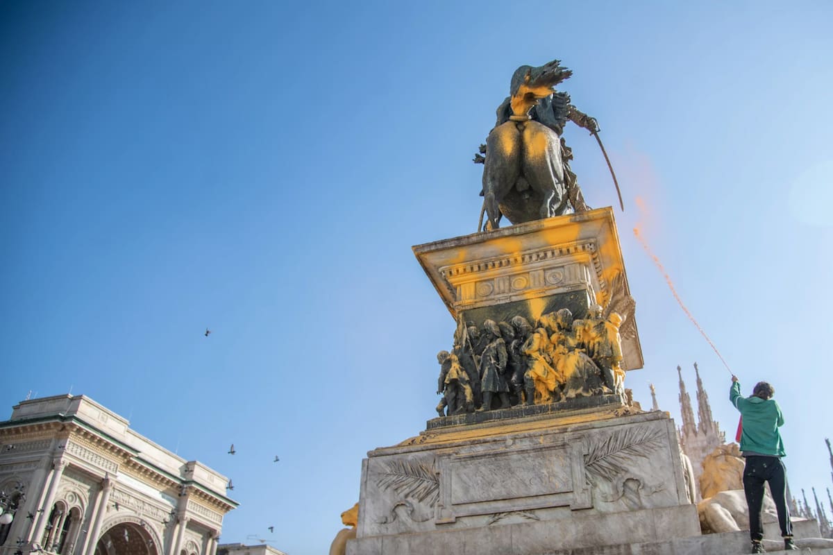 El monumento a Vittorio Emanuele II, situado en Milán, fue atacado por el grupo de activistas Ultima Generazione