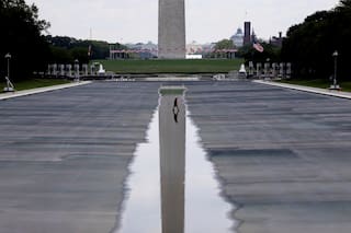 Trump insiste en la falsa denuncia de vandalismo en el estanque reflectante de Washington