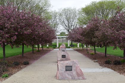 El monumento al vuelo 232 fue levantado a orillas del río Misuri, en Sioux City, como homenaje a la tripulación y a quienes participaron en las tareas de rescate después del accidente
