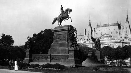 El monumento de José de San Martín, que murió el 17 de agosto de 1850