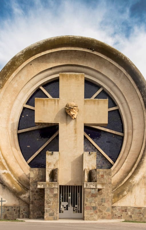 Escapada para descubrir las obras más importantes de Salamone, como el cementerio de Saldungaray