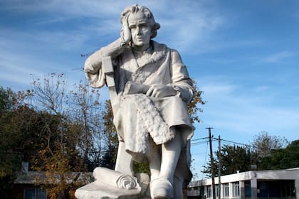 Uruguay; el monumento de un Colón sentado, en Durazno: nadie sabe cómo llegó allí