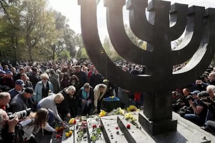 El monumento en Babi Yar es un hito importante en Kiev y un lugar de peregrinación para miles de personas cada año