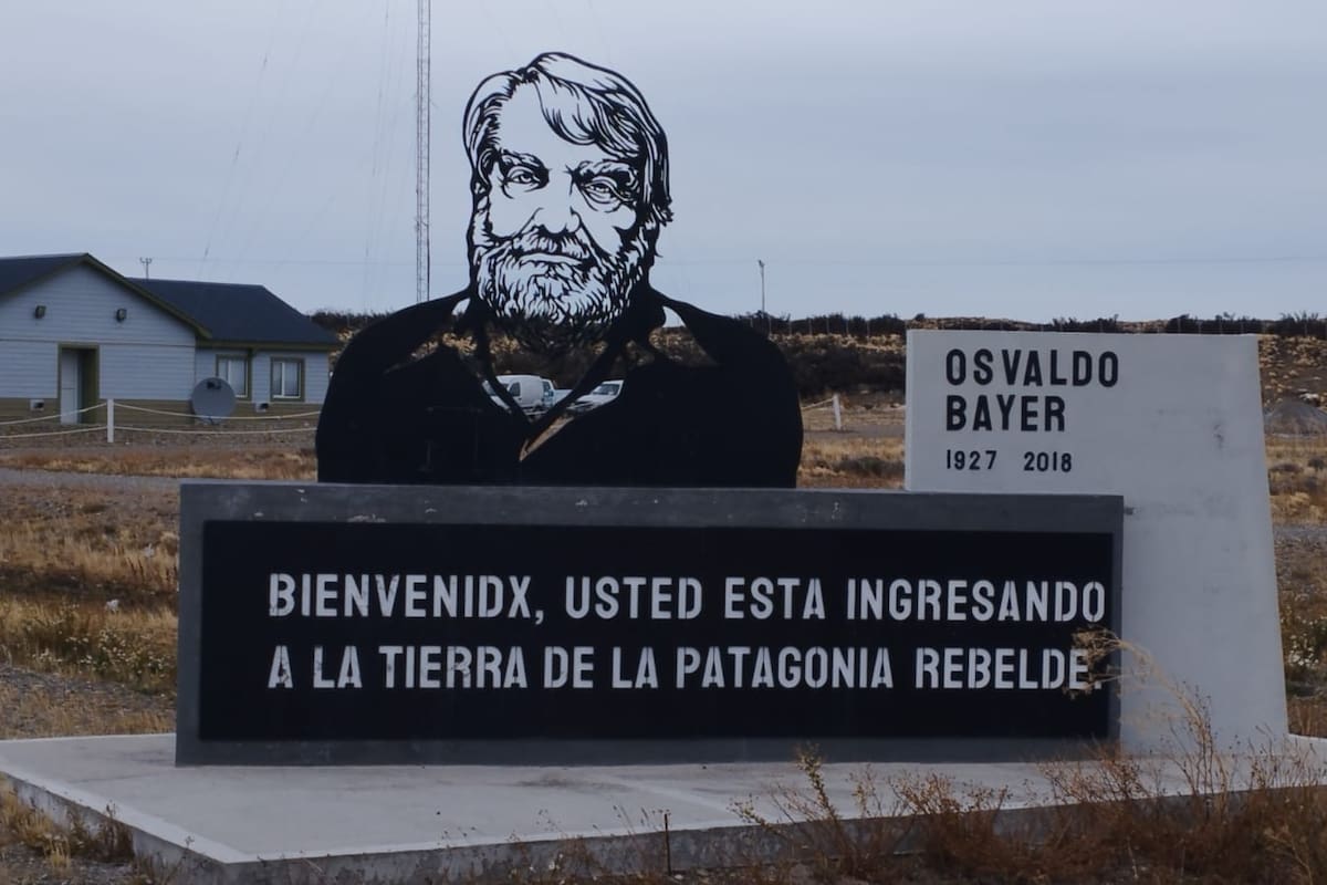 El monumento intalado en 2023, el día de la Memoria, a 27 km de Río Gallegos.
