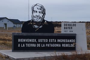 El monumento intalado en 2023, el día de la Memoria, a 27 km de Río Gallegos.
