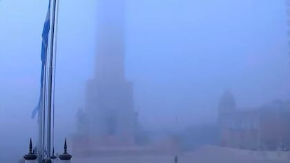 El Monumento Nacional a la Bandera se vio tapado por la neblina, en Rosario