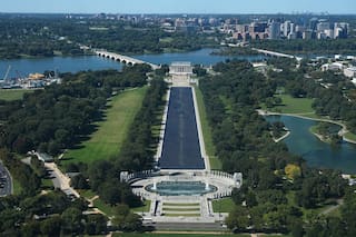 Inspector del Departamento de Justicia rechaza investigar caso del estanque reflectante de Trump