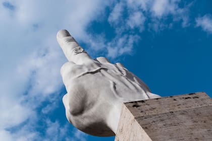 El monumento se encuentra en la pulcra Piazza Affari.