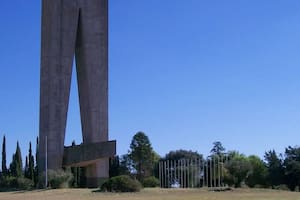 El monumento suele llamar la atención de los viajeros en la ruta, aunque pocos conocen su verdadera historia