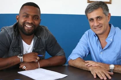 El Morro García y José Mansur, presidente de Godoy Cruz, en la renovación de contrato con el equipo mendocino