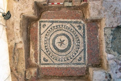 El mosaico hallado en los restos del mausoleo romano llamó la atención de los arqueólogos por su perfecto estado de conservación