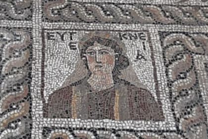 El mosaico se encontró en el piso de una lujosa villa de la región y se cree que la mujer representada es la dueña del lugar