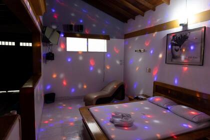 El motel que recuerda Natalia aún funciona. Las habitaciones tienen parqueadero propio