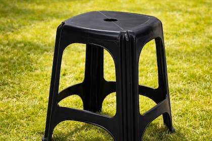 El motivo detrás del agujero en el centro de las banquetas de plástico (Foto: Imagen ilustrativa con IA)