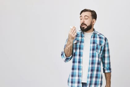 El motivo por el cual se da el estornudo es para que, de manera ordenada, la irritación salga a través de la nariz.