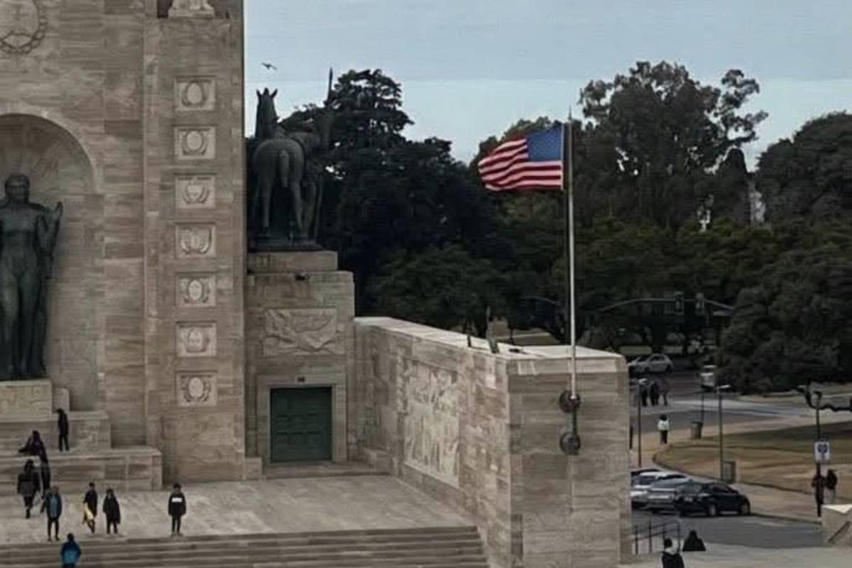 El motivo por el que la bandera de Estados Unidos flameó en el Monumento de la Bandera en Rosario.