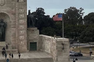 Por qué la bandera de Estados Unidos flameó en el Monumento a la Bandera en Rosario