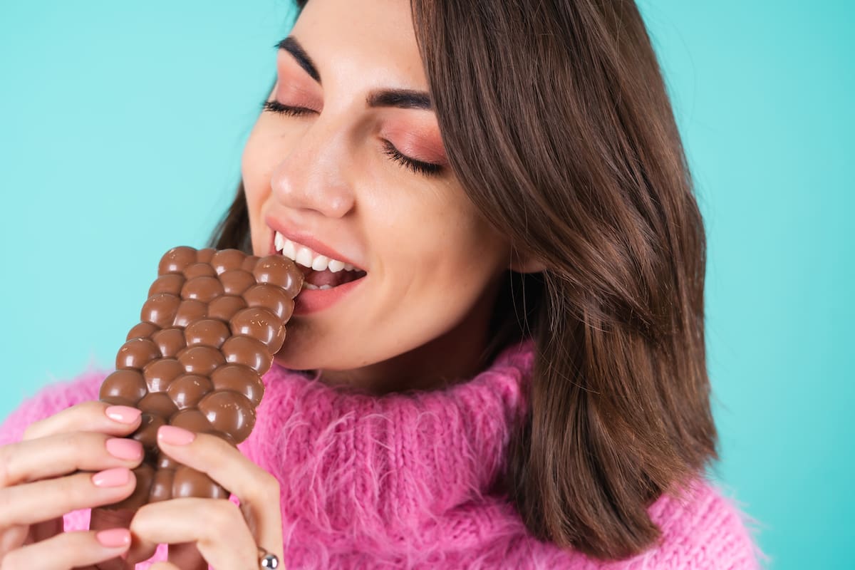 El motivo por el que las mujeres tienen ganas de comer chocolate durante su periodo (Foto: Freepik)